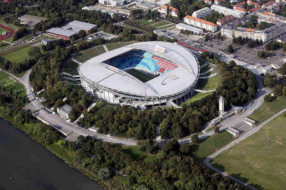 Nahe dem Leipziger Sportforum raste der Mann in einen Kreisverkehr.