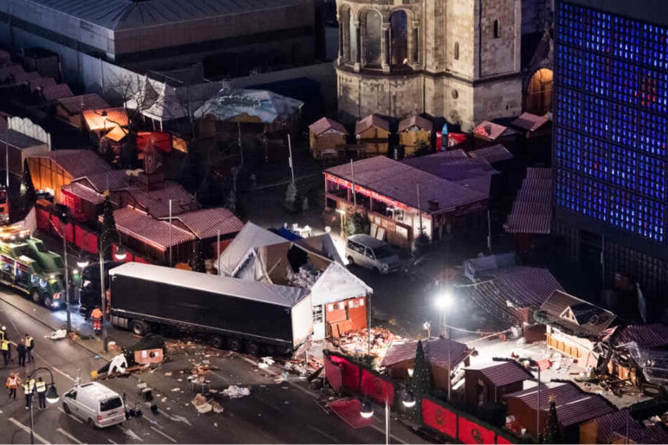 Ein Bild der Verwüstung ist auf dem Weihnachtsmarkt am Breitscheidplatz in Berlin zu sehen, nachdem Attentäter Anis Amri mit einem Lkw über den Platz gerast war.