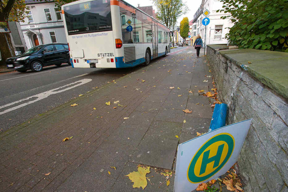 Das umgeknickte Schild ist inzwischen weg. Zurück blieb nur ein blauer Stumpf.
