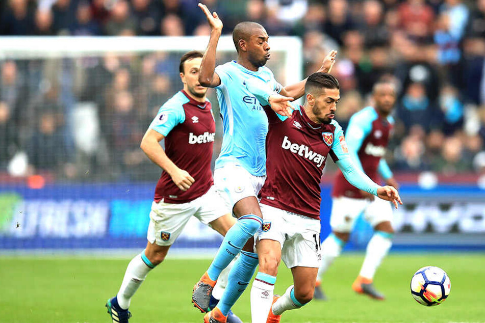 West Ham Uniteds Manuel Lanzini behauptet den Ball vor Manchester Citys Fernandinho (M). Die Hammers in ihren typischen Trikots.