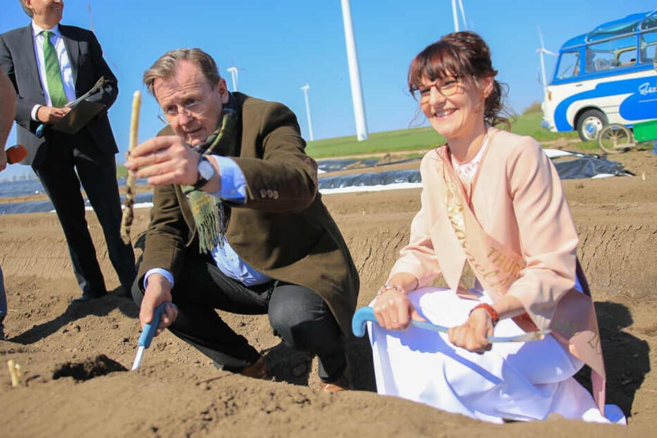 Der Ministerpräsident präsentierte Spargelkönigin Lisa Kayser den ersten Spargel.