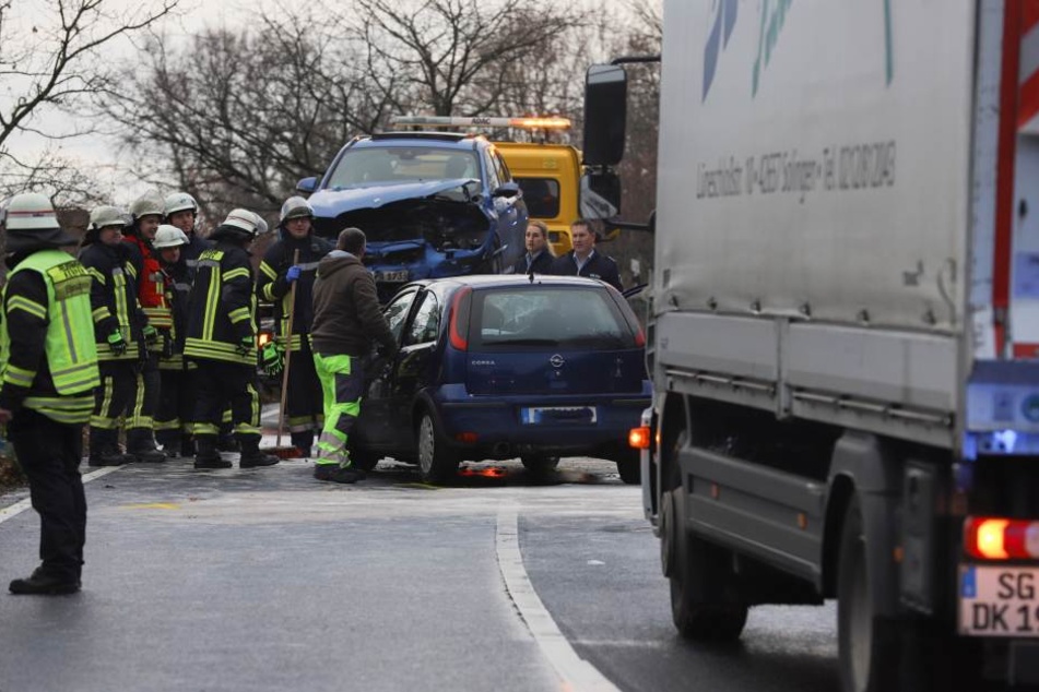 Beide Autos wurden abgeschleppt.