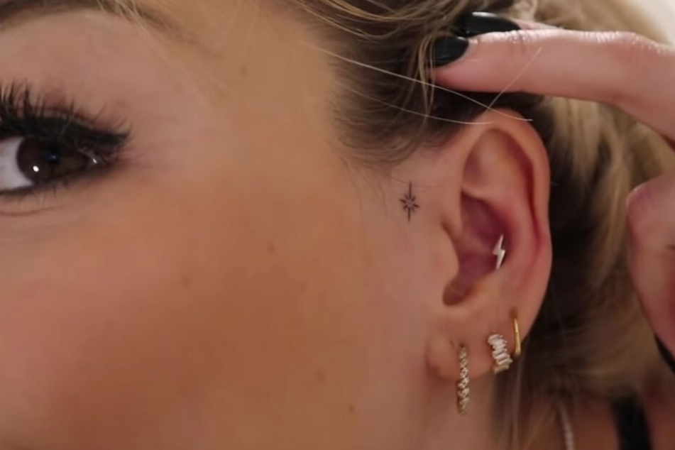 Samantha zeigt ihr neues Tattoo: Einen kleinen Stern am Ohr.