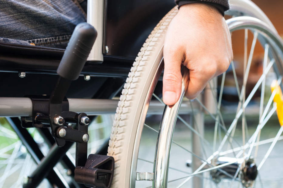 Während die 23-Jährige sowie ein weiterer Mann dem Rollstuhlfahrer die Treppen hinab halfen, griff letzterer ihr schamlos an die Brust.