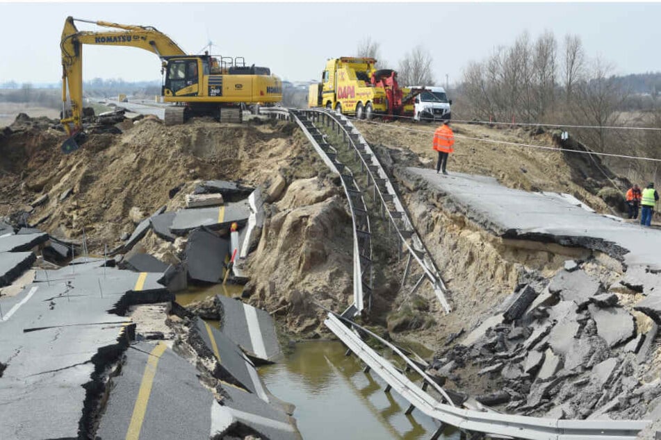 Ein Bagger arbeitet am Rückbau des Straßendammes an dem zerstörten Teilstück der A20 bei Tribsees (Landkreis Vorpommern-Rügen).