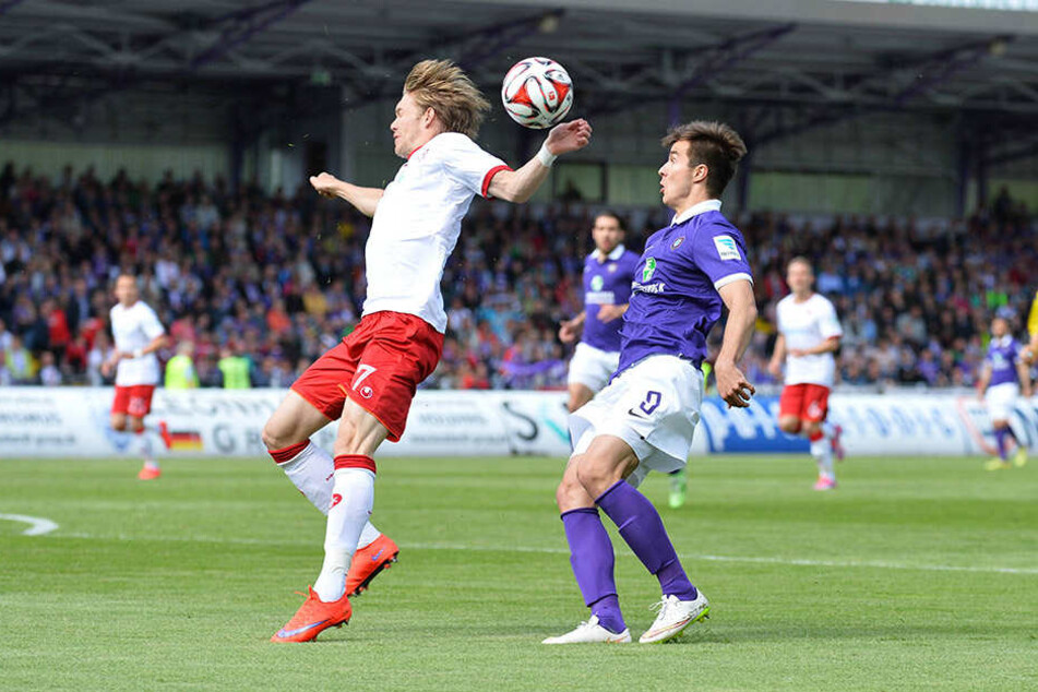 Die Szene, die auch zwei Jahre danach die Gemüter noch erhitzt. Stefan Mugosa (r.) wollte die Kugel über den Lauterer Michael Schulze heben. Der Ball springt an dessen Hand.