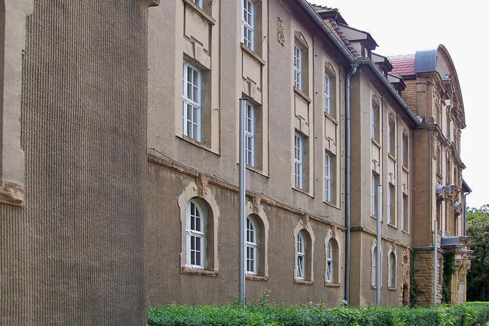 Unbekannte legten am hellichten Tag Grillanzünder vor das Amtsgericht Weißenfels.