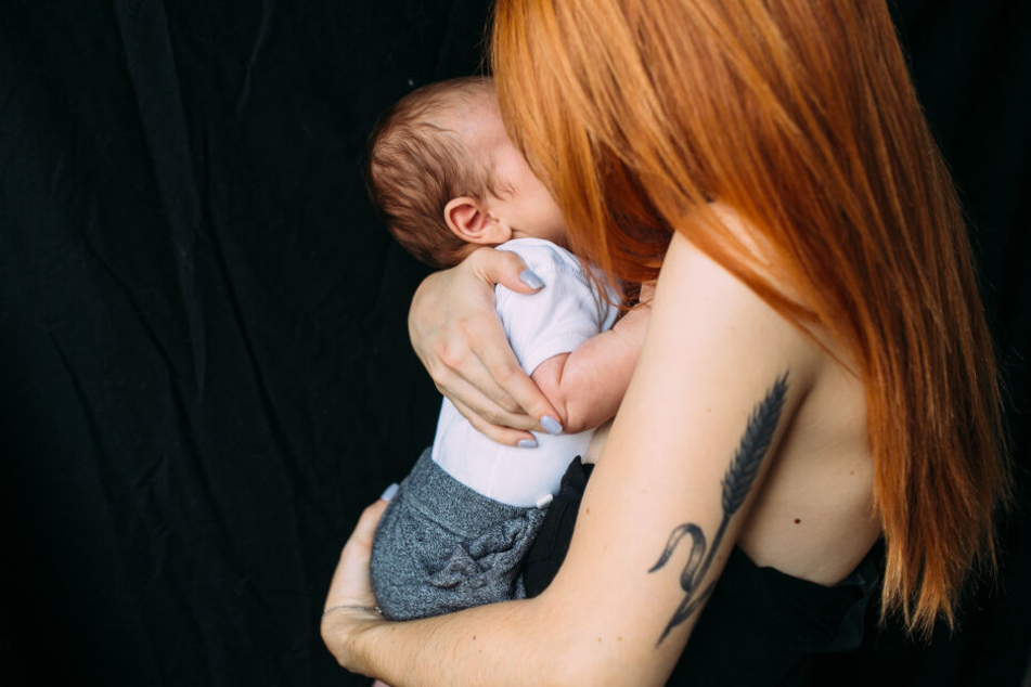 Die 17-Jährige schickte dem Mann Sex-Videos mit ihrem Baby. (Symbolbild)