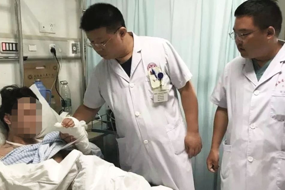 Xiao Yuan (20) im Krankenbett.