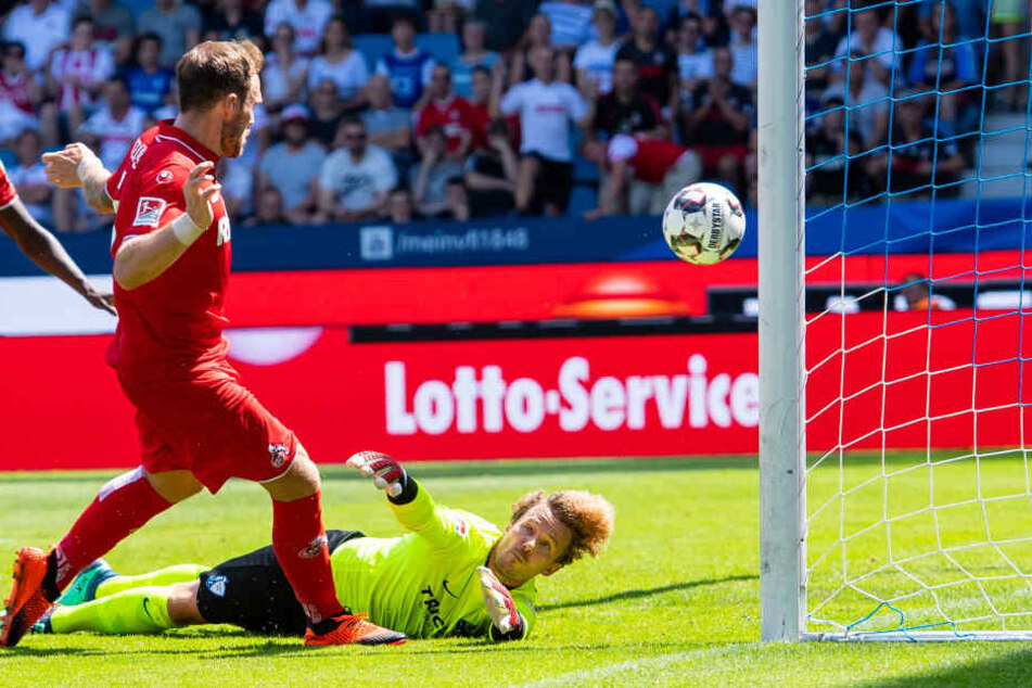 Nezugang Rafael Czichos (28) traf zum 0:2 für den 1. FC Köln.