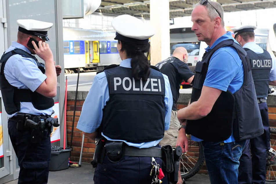 Bundestagsabgeordneter Detlef Müller (51, SPD, r.) auf Streife mit der
Bundespolizei auf dem Chemnitzer Hauptbahnhof.