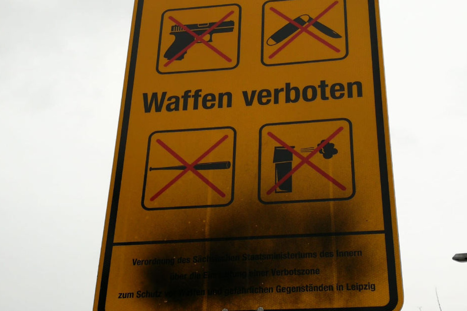 Am Rabet findet man dieses beschmierte Schild der Waffenverbotszone. Die Erläuterung am Ende ist nicht mehr zu erkennen.