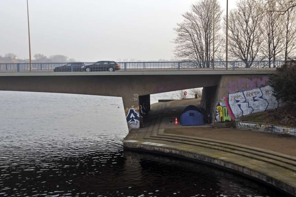 Am 16. Oktober war ein 16-Jähriger an der Kennedybrücke in Hamburg erstochen, seine Freundin ins Wasser gestoßen worden. Nun hat sich der IS bekannt.
