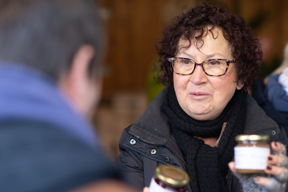 Gerlinde Kretschmann verkauft Marmelade auf dem Weihnachtsmarkt.
