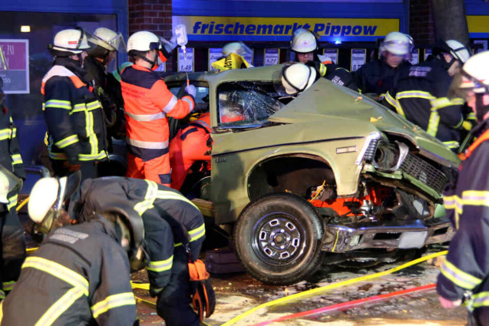 Die Feuerwehr brauchte über eine Stunde, um den Schwerverletzten zu befreien.