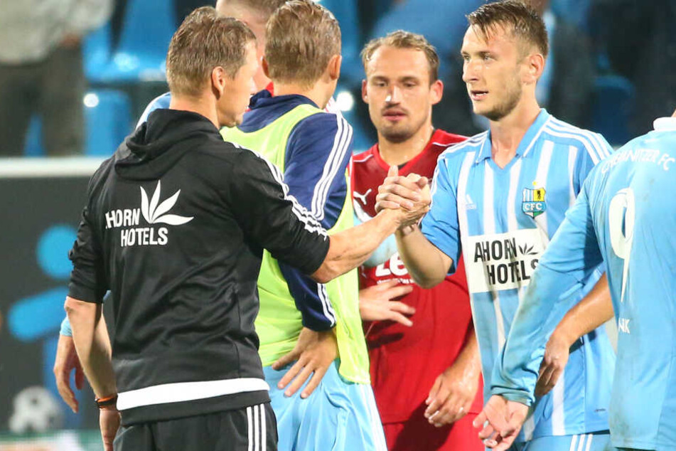 Trainer Sven Köhler (l.) beglückwünscht Jan Koch zu einer guten Leistung. Schenkt er dem 20 Jahre alten Abwehrspieler am Mittwoch in Paderborn wieder das Vertrauen?