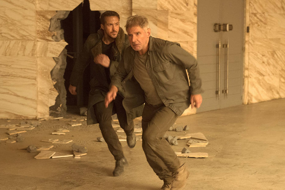 Officer K (Ryan Gosling, l) und Rick Denkart (Harrison Ford) auf der Flucht.