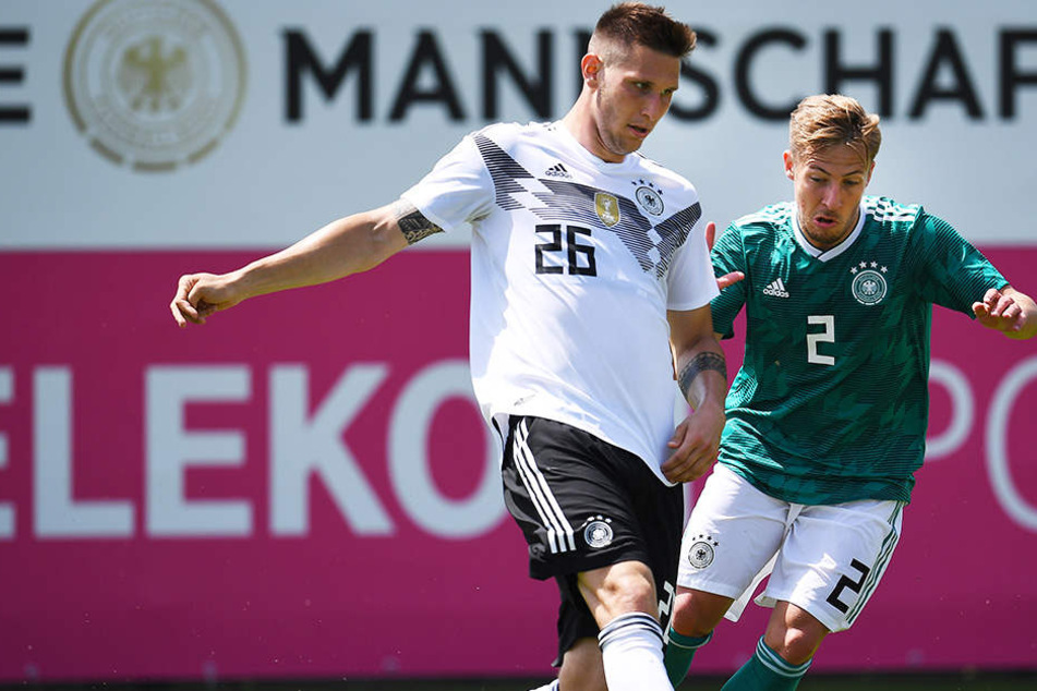 Niklas Süle (l.) beim internen Testspiel am Mittwoch im Duell mit U20-Auswahlspieler Felix Passlack (r.).