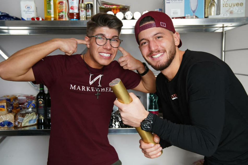 Davin (li.) und Momo haben Spaß in der Küche.