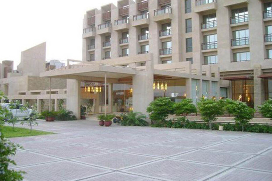 In der pakistanischen Großstadt Gwadar haben Bewaffnete das Pearl Continental Hotel gestürmt.