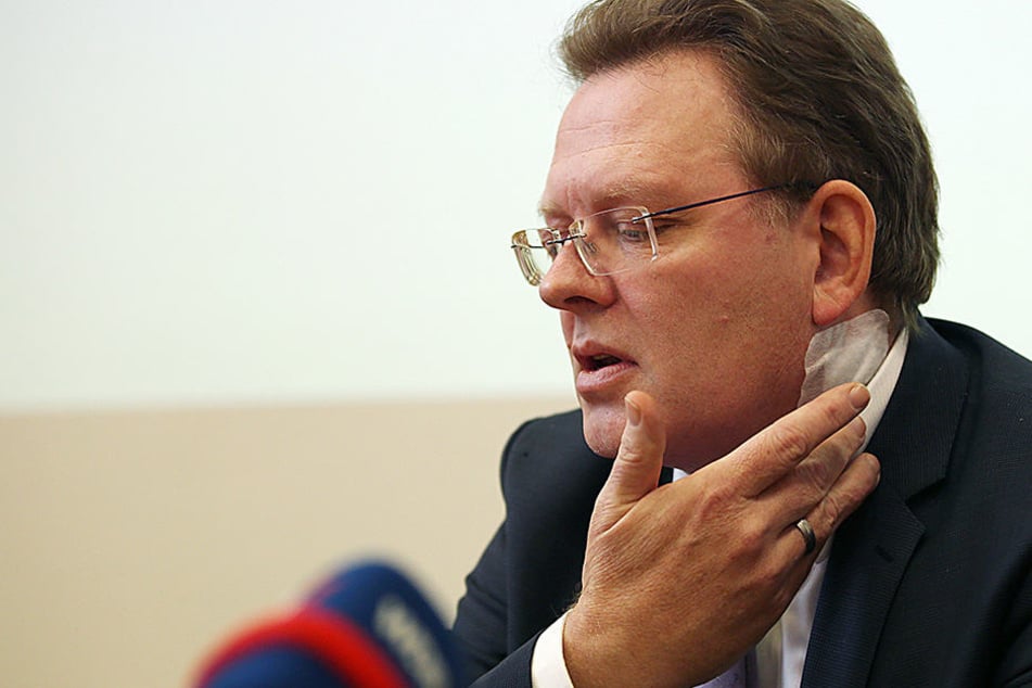 Am Hals wurde der Bürgermeister Andreas Hollstein (CDU) verletzt.