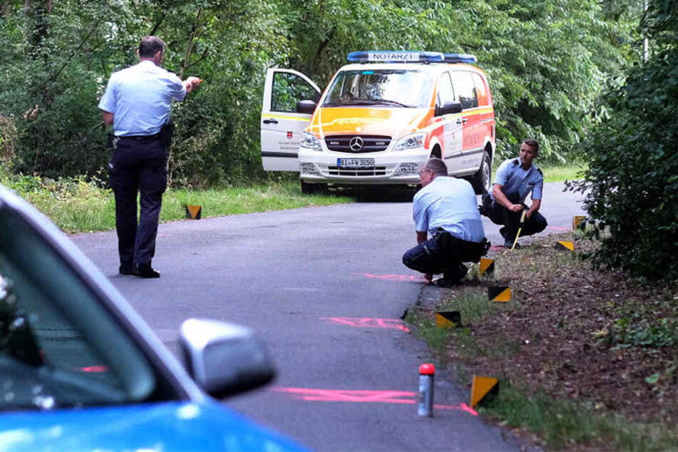 In einer Rechtskurve kam der Biker von der Straße ab.