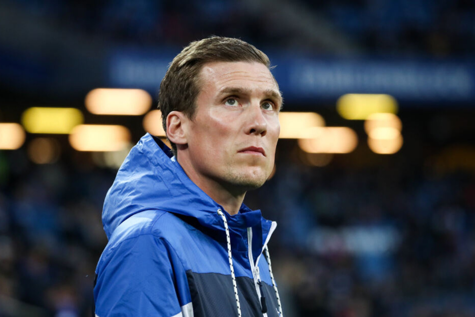 Trainer Hannes Wolf guckt nach dem verpassten Aufstieg ungläubig in die Luft.
