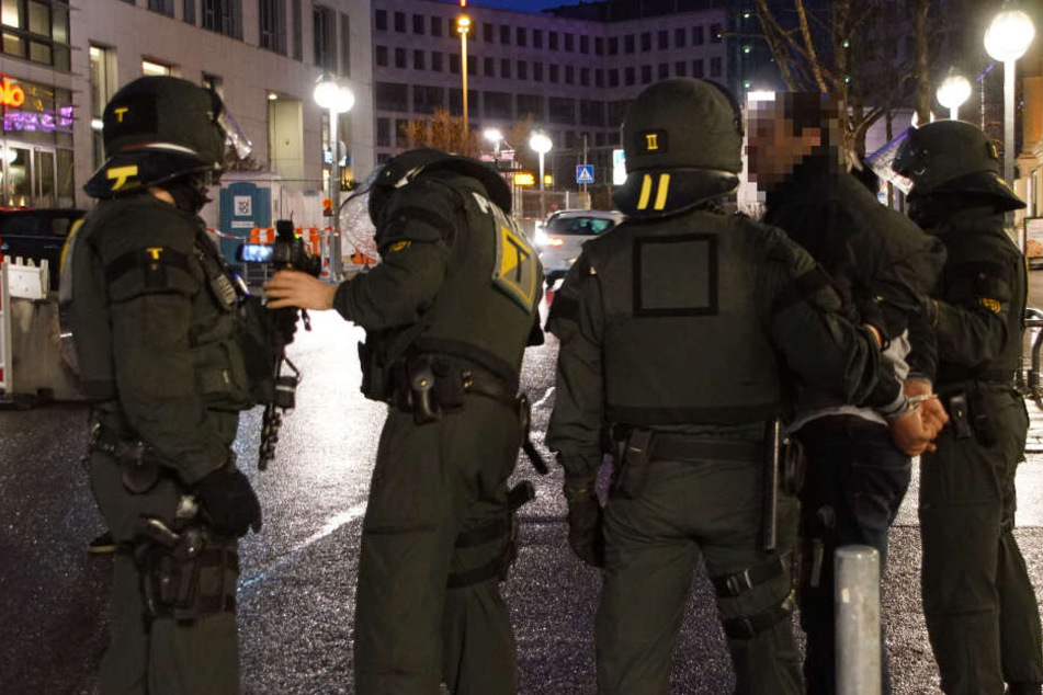 Polizisten haben einem Mann Handfesseln angelegt.
