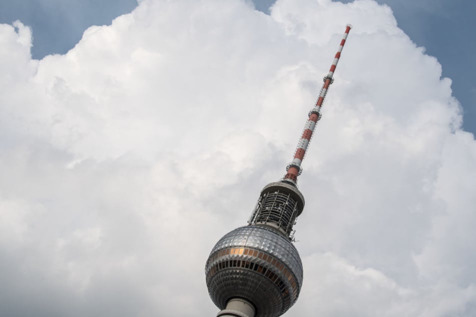 Auch auf dem Berliner Fernsehturm hängen UKW-Antennen.