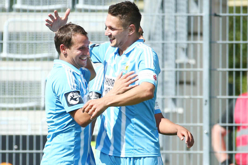 Anton Fink (l.) und Daniel Frahn erzielten zusammen 19 der 30 himmelblauen Treffer. Das Duo ist quasi die Lebensversicherung des Chemnitzer FC.