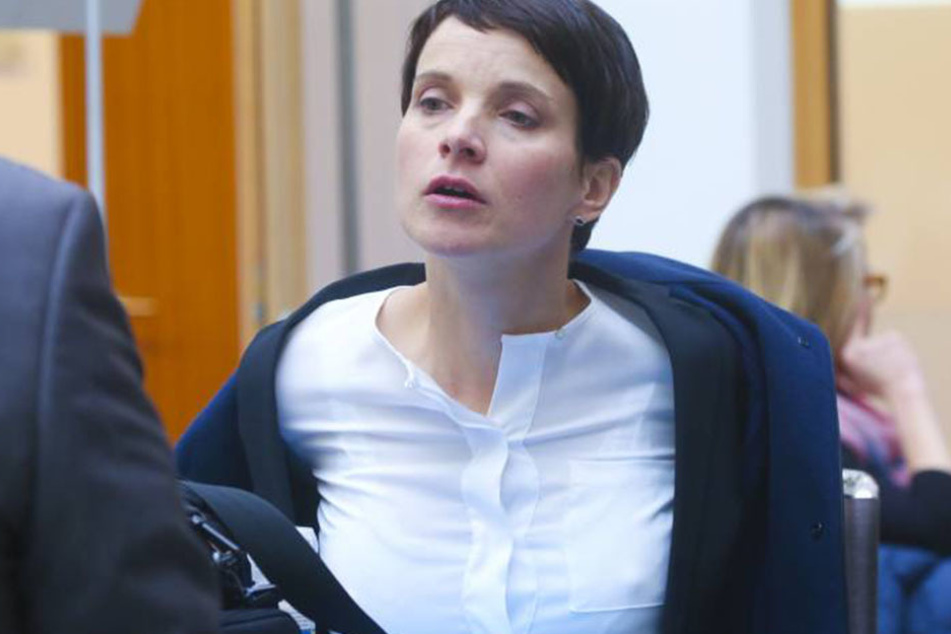 Hitzewallung? Frauke Petry (41, AfD) erwartet das fünfte Kind.