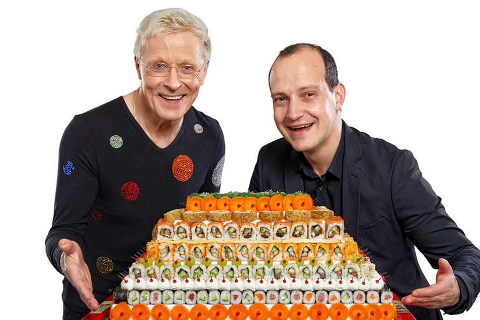 Sushi-Profi Wolle Förster (63, l.) und sein Restaurantleiter Matthias Groß präsentieren die XXL-Sushi-Torte.