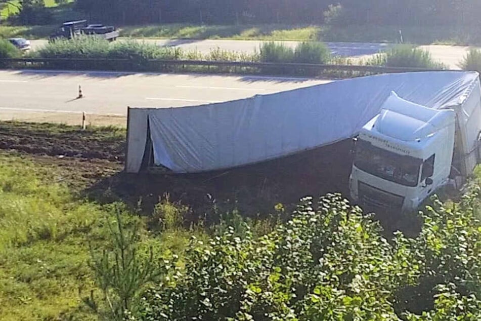 Am frühen Mittwochmorgen landete ein Lkw neben der A9 im Straßengraben.