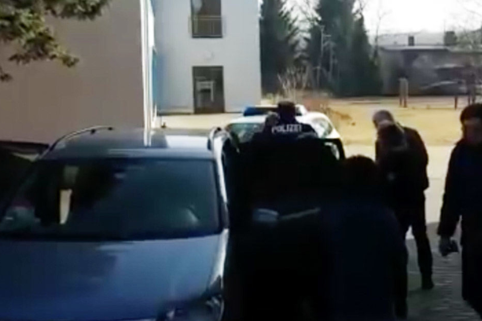 Dramatische Szenen hatten sich vor einer Grundschule in Helbra abgespielt.