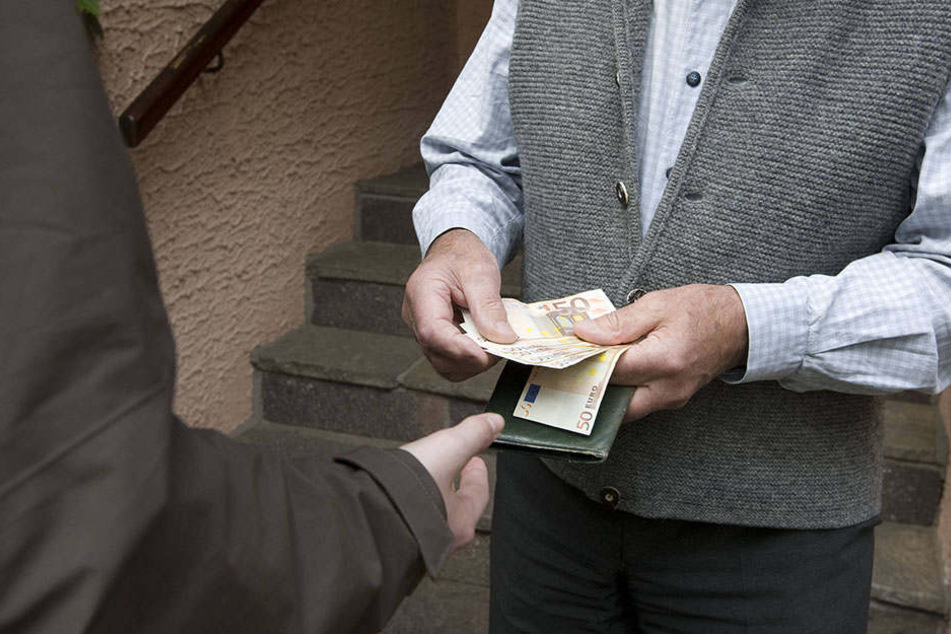 Mehrere tausend Euro wurden dem 90-Jährigen entwendet. (Symbolbild)