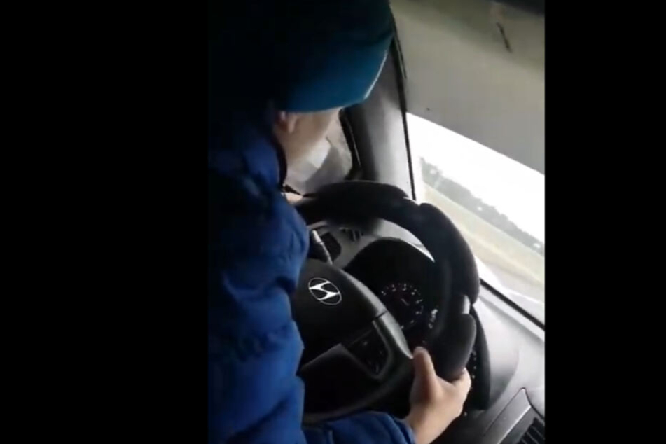 Der sechsjährige Sohn am Steuer des Autos.