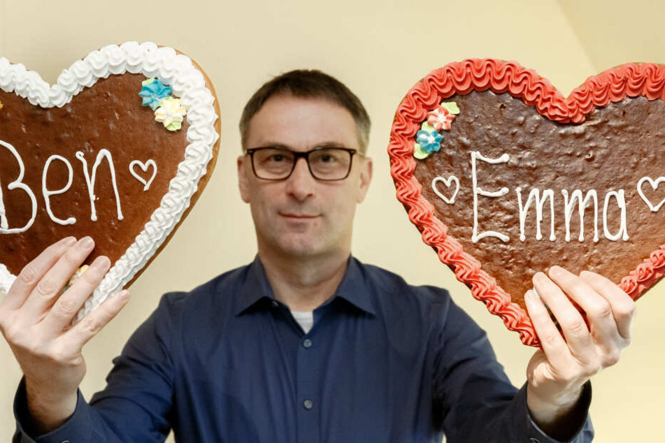 Hobby-Namensforscher Knud Bielefeld aus Ahrensburg (Schleswig-Holstein) mit den sächsischen Vorjahresgewinnern Ben und Emma.
