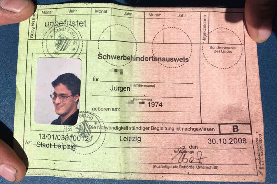 Seinen Schwerbehindertenausweis samt Wertmarke hat Jürgen immer dabei. Doch in der Aufregung bei der Fahrscheinkontrolle konnte der blinde Mann die Marke einfach nicht in seinem Rucksack finden.