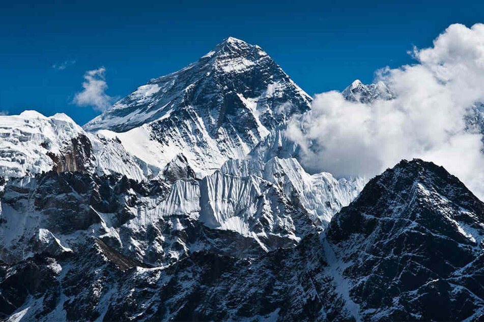 Mit 8848 Metern ist der Mount Everest der höchste Berg der Erde.