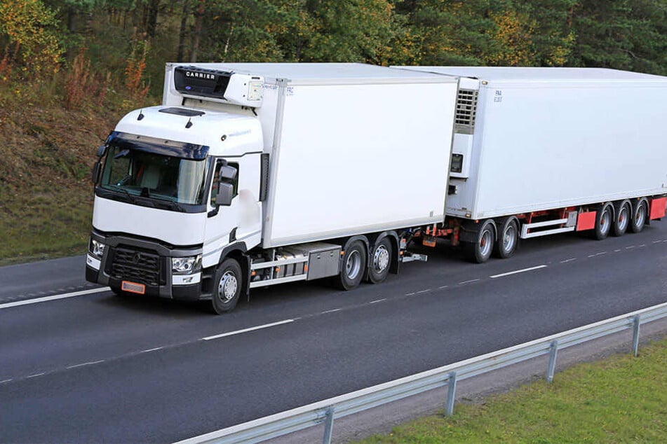 Bei einem Lkw lösten sich Zwillingsräder, die in den Gegenverkehr rollten. (Symbolbild)