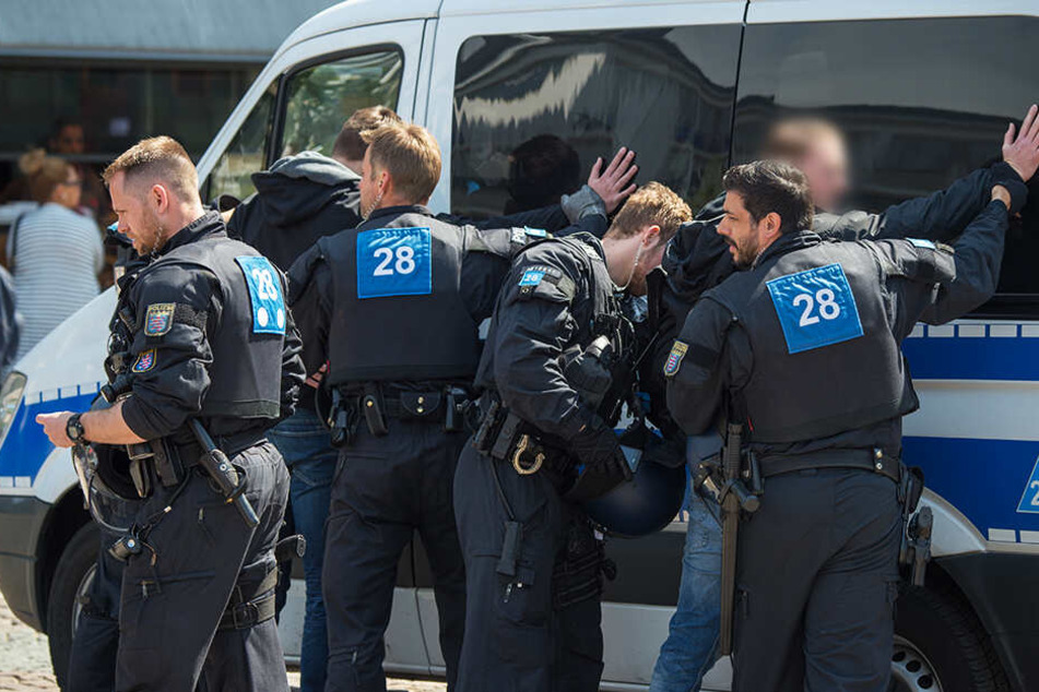 Die Polizei musste mit fünf Streifenwagen anrücken, um die Lage unter Kontrolle zu bekommen. (Symbolbild)