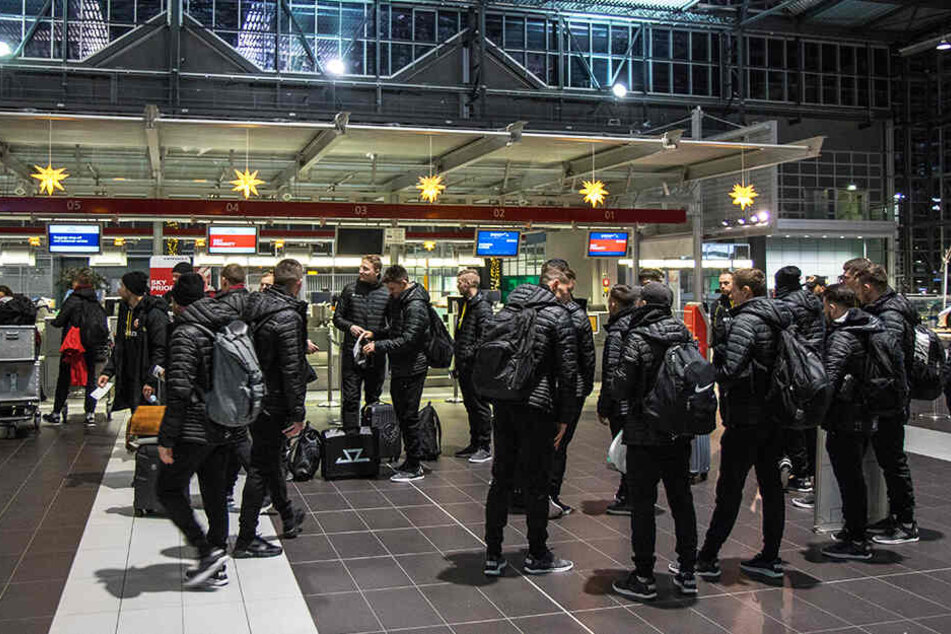 In aller Herrgottsfrühe checkten die Dynamos auf dem Dresdner Flughafen ein, starteten dann auch noch mit einer Stunde Verspätung.