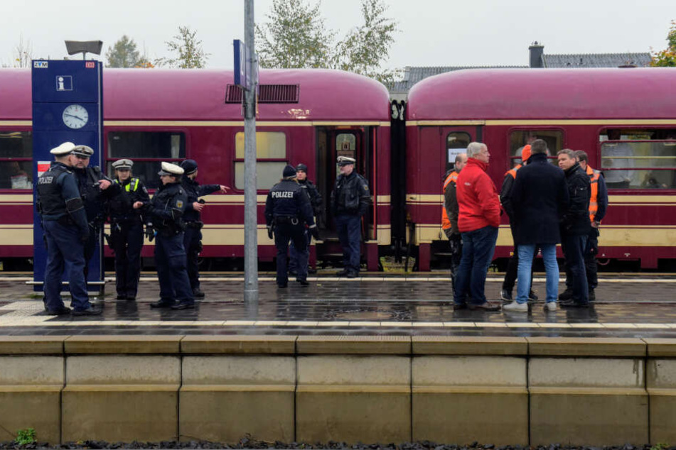 Zweijährige von Flasche aus Zug getroffen: Lebensgefährlich verletzt