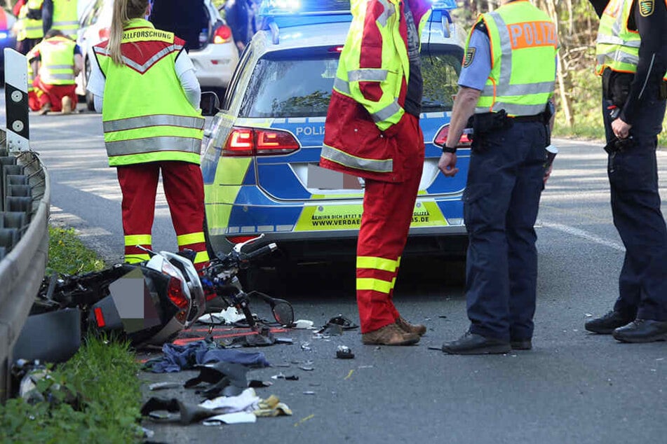 Der Fahrer eines Motorrollers wurde bei einem Unfall schwer verletzt.