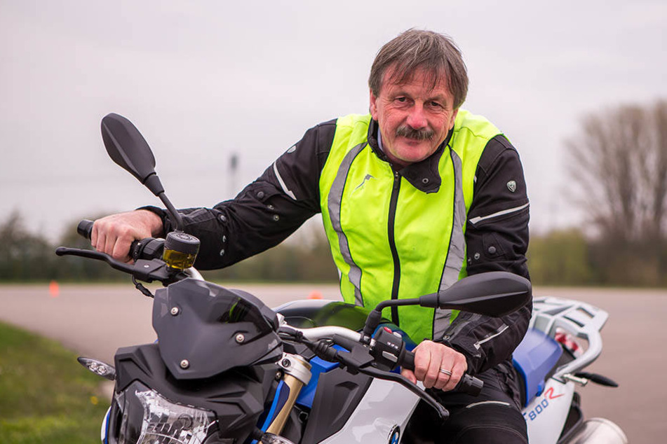 ADAC-Fahrsicherheitstrainer Hartmut Hilbig (63) mahnt die Autofahrer zu Beginn der Motorradsaison zu besonderer Aufmerksamkeit.