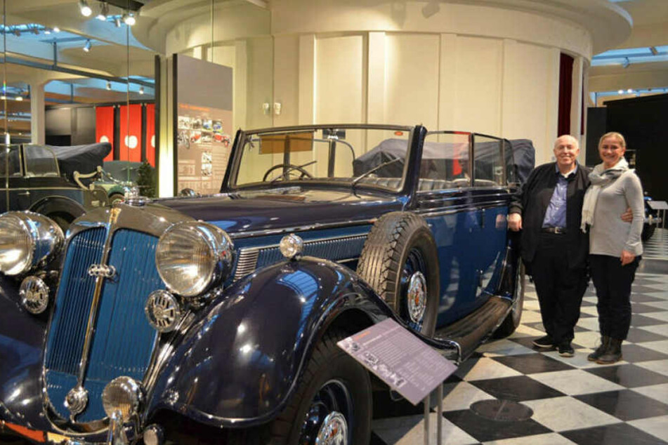 Macht derzeit Urlaub in Bad Elster und besuchte am Montag das Zwickauer Horch-Museum: TV-Star Rainer Calmund (68), hier mit Museumssprecherin Annett Kannhäuser (48).