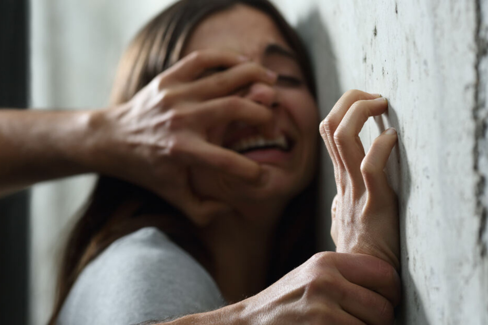 Die junge Frau wurde im Düsseldorfer Volksgarten überfallen und vergewaltigt. (Symbolbild)