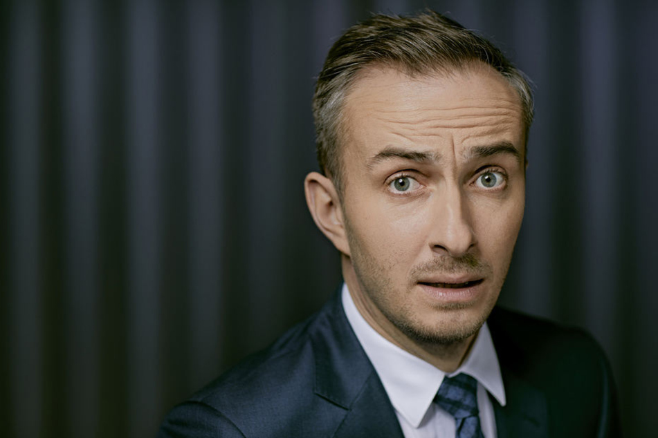 Jan Böhmermann (36) versucht, den sächsischen Dialekt nachzuahmen - leider mit nur mäßigem Erfolg.