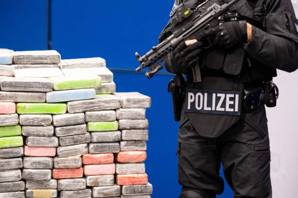 Der Mega-Fund wird bei der Präsentation von schwer bewaffneten Spezialkräften bewacht.