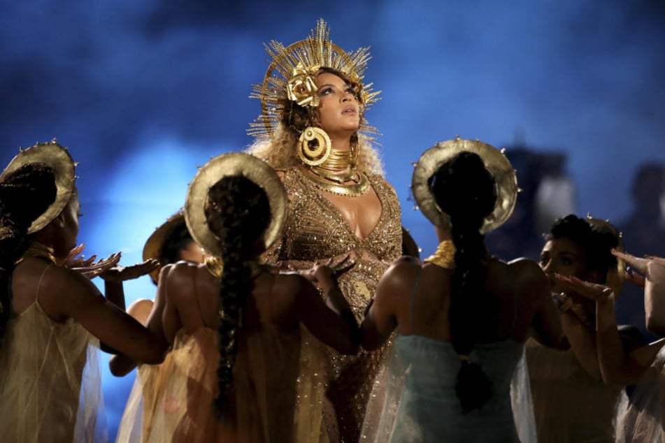 Mit einer beeindruckenden Performance hat die schwangere R&B-Sängerin Beyoncé bei den Grammy-Awards auf die Rolle von Frauen und Müttern aufmerksam gemacht.